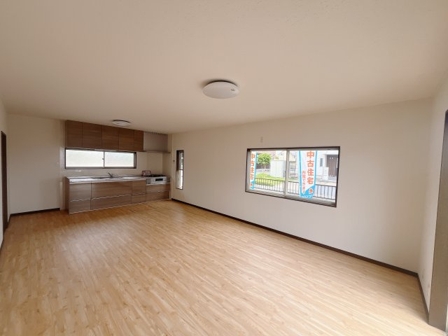 【中古戸建】前橋市二之宮町のキッチン|■リビング｜木製で懐かしさのある家具やアンティーク調の小物に囲まれてレコードを流したり小説を読んだり…そんな心ときめく暮らしをしませんか？