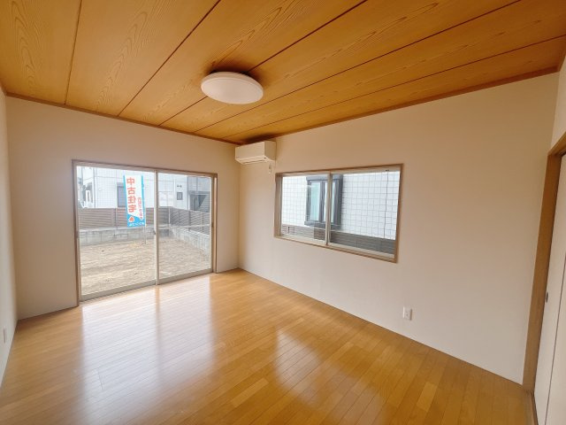 【中古戸建】前橋市二之宮町の洋室|■1階洋室｜大きな窓をご用意しています。日中はあたたかな日差し差し込み自分時間も充実できますね＾＾