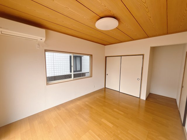 【中古戸建】前橋市二之宮町の洋室|■1階洋室｜ナチュラルカラーの床です。模様替えなどとても楽しく工夫できます♪陽当たり、風通しもとても良いので毎日快適な生活スタートです！子供部屋にも良いですね♪