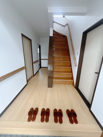 【中古戸建】前橋市二之宮町の玄関|■玄関｜毎日の「いってらっしゃい」や「お帰りなさい」を大切なご家族と過ごす玄関は〈使いやすさ〉を追求しております。玄関横の物入は急な来客時でもさっとお片付けできるスペースを確保しています。