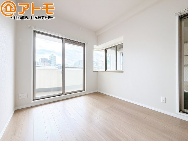 【寝室】 | エンブルシティ東静岡 | バルコニーに面したお部屋なので、布団などの大きなものも楽々干せます♪