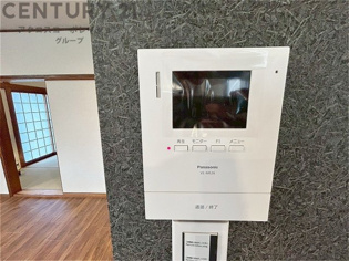 訪問者が来たときにテレビ画面で確認できるため、安心してドアを開けられます。録画機能があるものもあり、留守中に来訪者を記録しておくことができます。利便性が高く、セキュリティ面でも安心です。