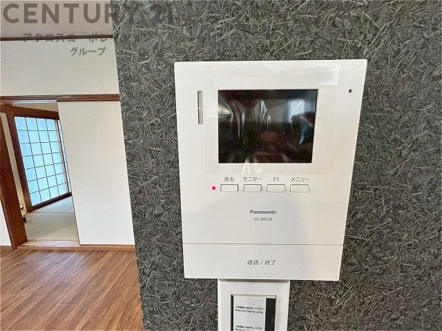 訪問者が来たときにテレビ画面で確認できるため、安心してドアを開けられます。録画機能があるものもあり、留守中に来訪者を記録しておくことができます。利便性が高く、セキュリティ面でも安心です。