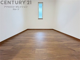 明るい色合いのフローリングとクロスを使用した洋室は家具やインテリアとも調和しやすく空間が広く感じられ開放感を生み出します。自然光を効果的に反射し、室内を明るく保つため、日中の照明使用を抑えられます。