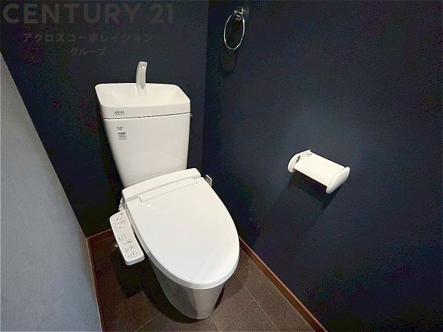 温水洗浄便座付トイレは温水洗浄機能により、暖かい水でおしりを洗浄することができ、冷たい水を使う従来の便座に比べ、温水洗浄機能で暖かいトイレを提供し、快適な使用を可能にします。