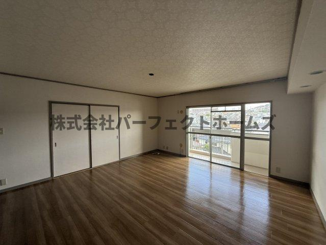 グリーンヒル光善寺住宅第１8号棟の居間・リビング|こちらの居間で趣味の時間をお楽しみください