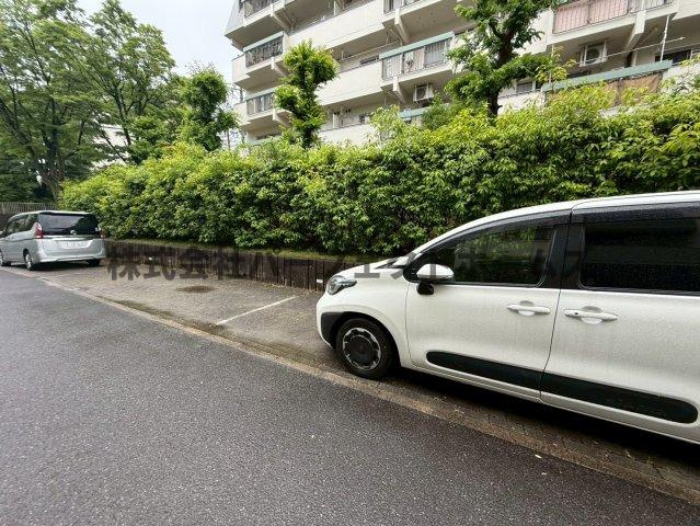 グリーンヒル光善寺住宅第１8号棟の駐車場|駐車スペースもあります