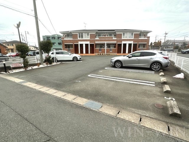 ストラーレ 牛川の駐車場