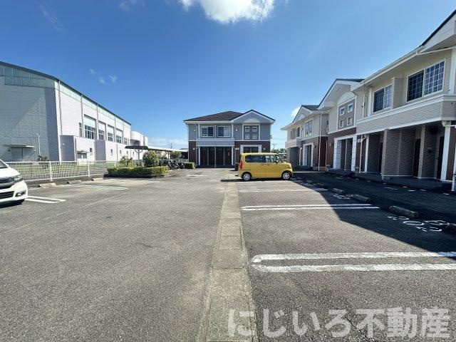 シャン・ド・フルールBの駐車場