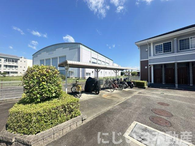 シャン・ド・フルールBの駐車場