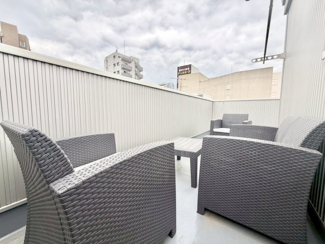 豊島区池袋本町2丁目　中古戸建のバルコニー|イスやテーブルを置いて、のんびりお茶や読書など、癒しのプライベート空間に。