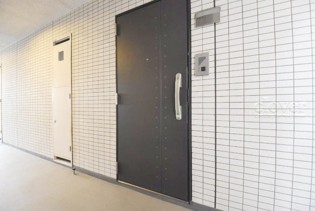 【その他共用部分】 | Lavilio錦糸町Bellgrade | 皆様をお迎えする、お部屋の玄関ドア。開けやすさや開放角度、ドアノブの操作しやすさや鍵の形状などを、現地で一度ご確認ください。～即日のご見学可能～　お問合せはお気軽にどうぞ。
