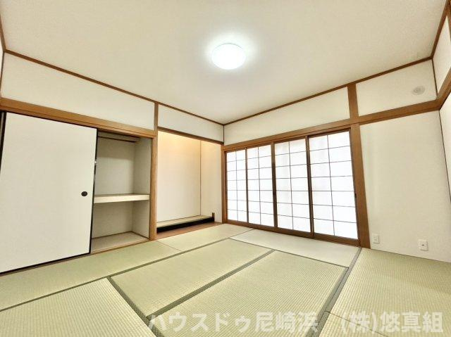 中古戸建　川西市美山台3丁目の和室|1階和室　5.1帖　お子様の遊び場や急な来客時にも便利！縁側に出られ、お庭を眺めながら癒し時間を♪