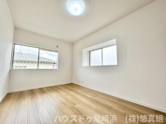 中古戸建　川西市美山台3丁目の寝室|2階（西側）寝室　約7.5帖　南東向き＆二面採光で明るく西側に出窓もあり開放的！クローゼット収納あり。