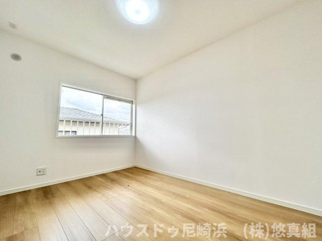 中古戸建　川西市美山台3丁目の洋室|２階洋室　約6帖　南東向きで十分採光を取り入れられます。クローゼット収納ございます！