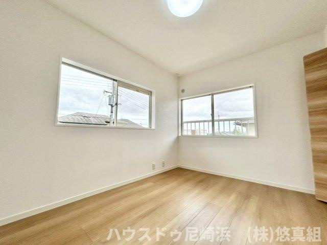 中古戸建　川西市美山台3丁目の洋室|2階（東側）洋室　約6帖　南東向き＆二面採光で明るく風通し◎クローゼット収納ございます！