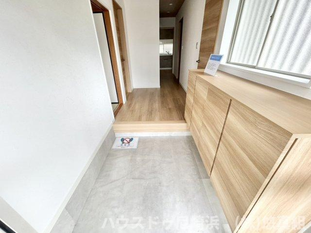 中古戸建　川西市美山台3丁目の玄関|窓がある明るい玄関スペース♪玄関すぐ左手に和室があり、リビングとドアで仕切られ廊下から直接入れます。
