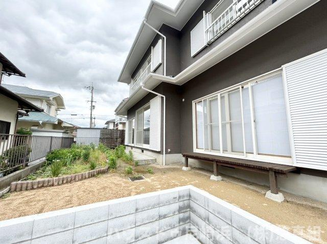 中古戸建　川西市美山台3丁目の庭|和室から縁側に繋がり、広いお庭が広がります♪お子様の遊び場やガーデニングなど自由にプランニング可能！