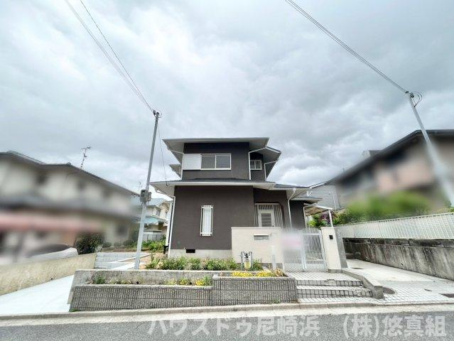 中古戸建　川西市美山台3丁目の外観|能勢電鉄「日生中央」駅より徒歩15分。1986年築の2階建て。2026年4月内外装リフォーム済みです。