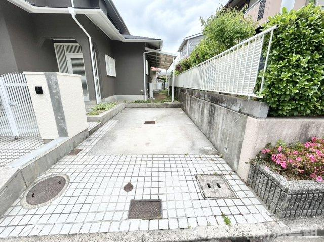 中古戸建　川西市美山台3丁目の駐車場|駐車場増設で1台ずつ駐車出来、2台分スペースございます！