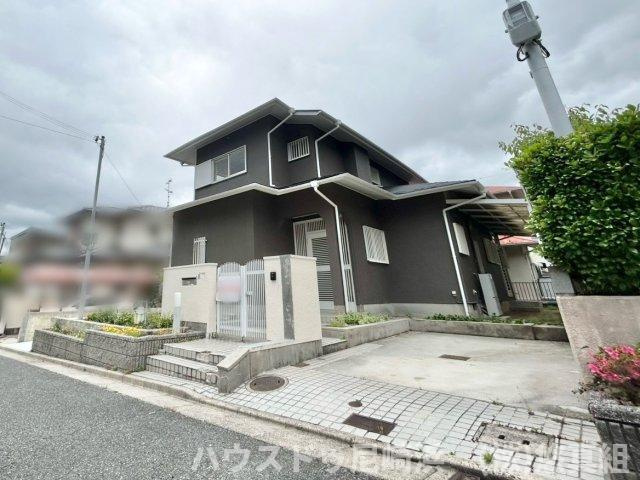 中古戸建　川西市美山台3丁目の外観|外壁・屋根塗装も施し、外観も綺麗♪阪急バス「深山池公園北」停より徒歩3分、バス便も充実しています！