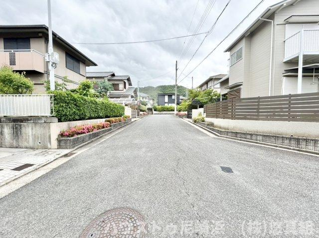 中古戸建　川西市美山台3丁目の前面道路含む現地写真|前面道路広々6.2ｍあり、車の出し入れもスムーズ！通勤時、来客時も安心です。