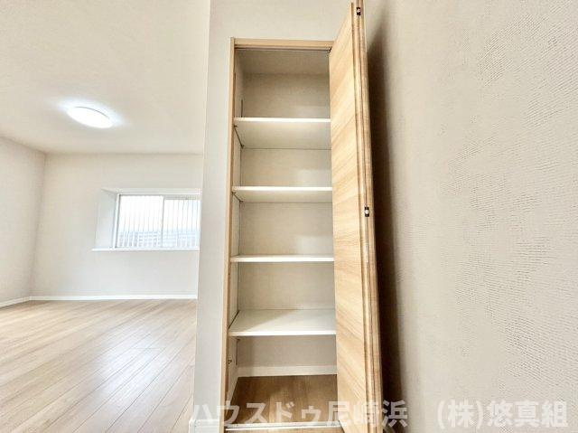 中古戸建　川西市美山台3丁目の収納|1階リビング収納　「使う場所」と「しまう場所」が同じ場所にあることでリビングを日々綺麗にキープ♪
