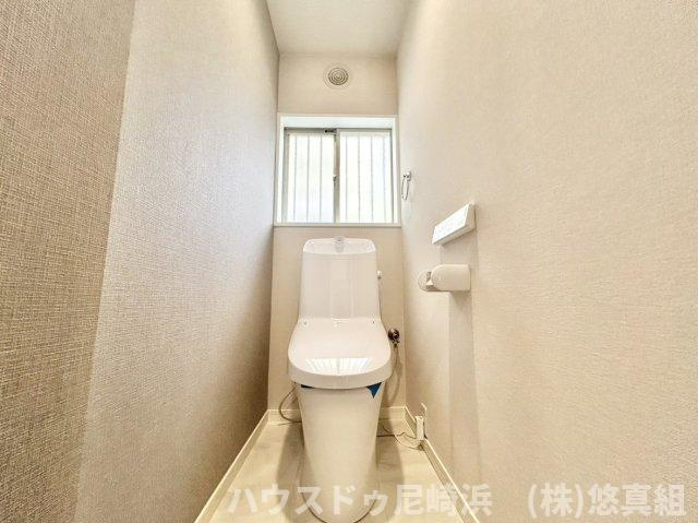 中古戸建　川西市美山台3丁目のトイレ|1階トイレ　温水洗浄便座で冬でも暖かい便座で冷え知らず！新調済みで綺麗です♪（各階に2箇所あり）