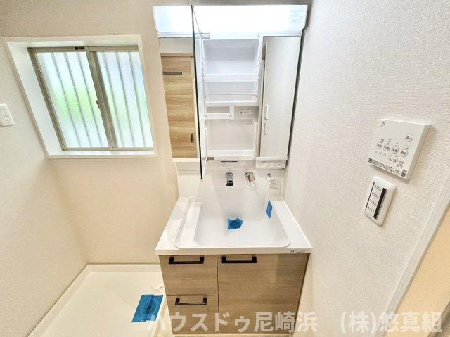 中古戸建　川西市美山台3丁目の独立洗面台|1階洗面所　毎日の身支度を落ち着いて行え、収納も兼ね備えた独立洗面台♪新調済みでピカピカです♪