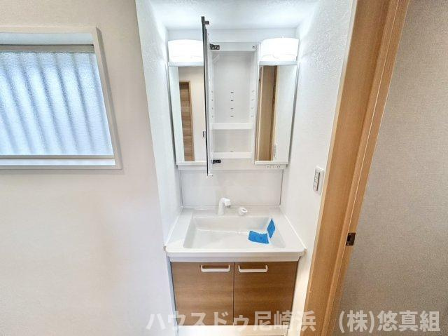 中古戸建　川西市美山台3丁目の独立洗面台|2階廊下にも洗面台あり、朝の身支度の混雑を回避でき、来客を気にせずプライベート空間を分けれます。