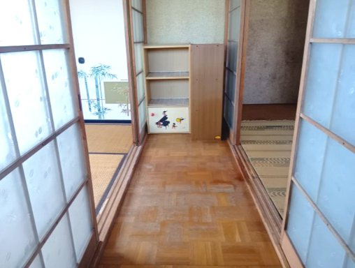 売中古戸建　焼津市田尻北の内装|2階廊下は昭和を感じさせる床材です！
