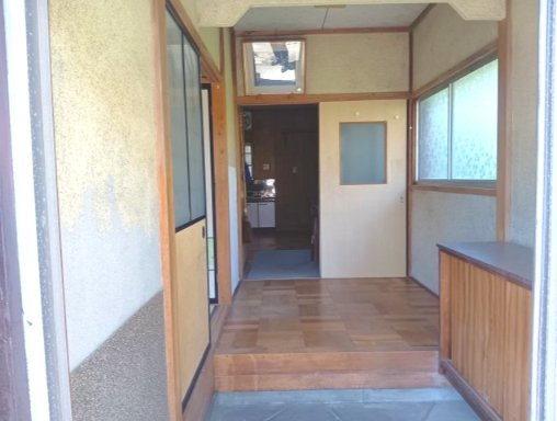 売中古戸建　焼津市田尻北の玄関|玄関は窓があって通気性が良く、南向きのため明るい時間が長いです！