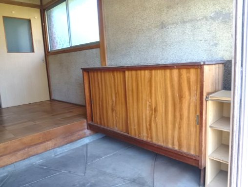 売中古戸建　焼津市田尻北の玄関|大切に使い込まれた昭和の風情を感じる靴箱です！