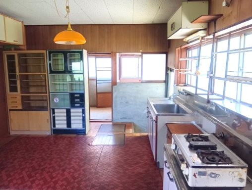 売中古戸建　焼津市田尻北のキッチン|ダイニングキッチンは13帖あるので、収納家具を置いても余裕のスペースがあります！