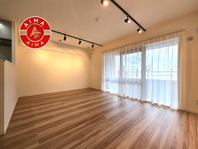 サーパス大博通りの居間・リビング|キッチンからリビングをしっかり確認できます。家族の笑顔があふれる空間になりそうですね。