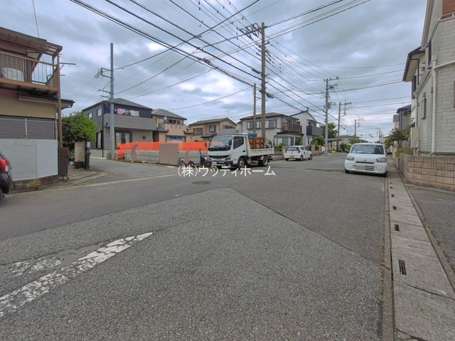 越谷市弥十郎　新築一戸建ての前面道路含む現地写真