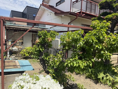 【設備】 | 佐久市中込三家中古住宅 | 写真左下の青い蓋がしてあるのが井戸