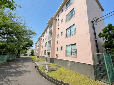 【外観】 | 笹山団地103号棟 | ◆堂々たる趣ながら、主張し過ぎずどこか余裕を感じさせるシャープなフォルムで佇む邸宅は、晴天の空と照らし合わせる事で、本来あるべき完成形の姿を見せてくれます。