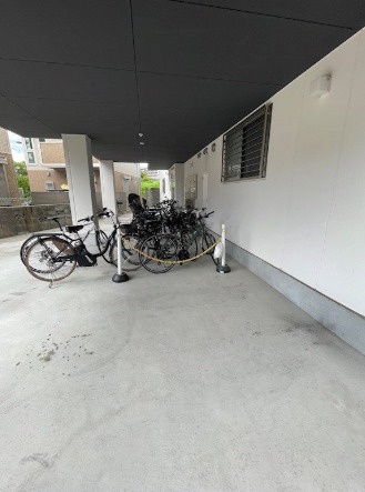 江坂駅徒歩10分 築浅鉄骨造 全戸1LDK！駐車場3台の駐輪場