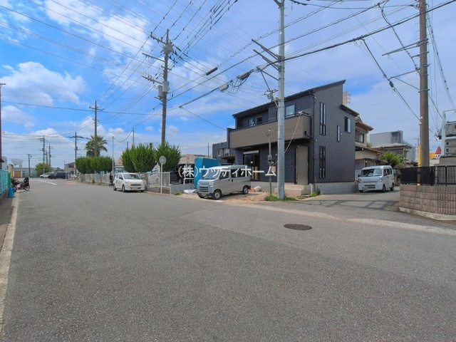 越谷市宮本町10期　新築一戸建ての前面道路含む現地写真