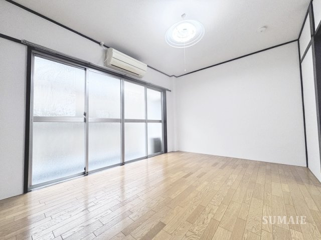 アメニティ千川の居間・リビング|大きい窓がある洋室☆