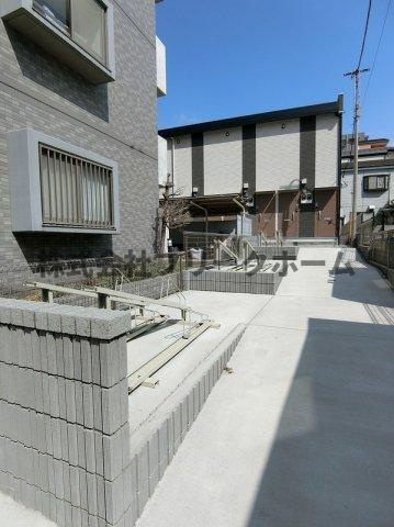 三鷹市下連雀７丁目のアパートの駐車場
