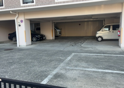 【駐車場】 | ライオンズシティ八王子 | 車一台あたりに必要なスペースは、標準サイズの普通自動車で横幅2m50cm、長さ5mは必要になります。ただし、乗降のことも考慮して横幅3m30cm、長さ5m50cmほどは確保できるところを選びましょう。
