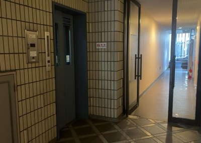 【その他共用部分】 | ライオンズシティ八王子 | 共有部分は、住民なら誰もが使える設備のこと。例えば駐車場やエレベーター、インターネット設備、セキュリティ設備などがあります。他にも、マンションの廊下・外部階段やエントランス・ゴミ置き場などがあります。