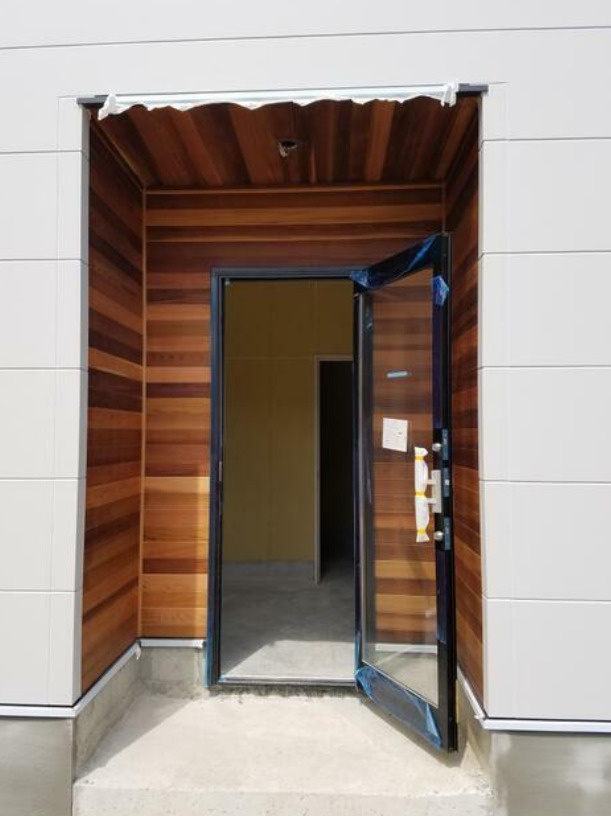 庄田店舗の玄関