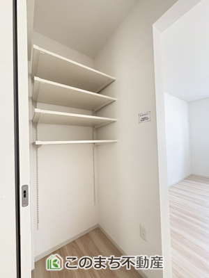 【玄関】 | LIGARE小山市東城南10期　 | 同社施工物件写真。※建具やフローリング、その他仕様が異なる場合がございます。広々とした玄関スペース♪たくさんの靴を収納できる下駄箱もございます。