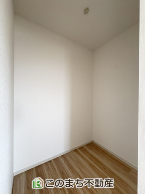 【設備】 | LIGARE小山市東城南10期　 | 同社施工物件写真。※建具やフローリング、その他仕様が異なる場合がございます。室内には給気口を設しており、24時間換気システムで室内の空気を循環。湿気や臭いをこもりにくくし、快適な置住環境を保ちます。
