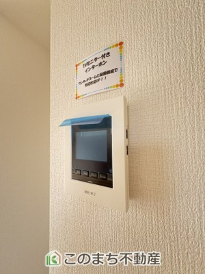 【キッチン】 | LIGARE小山市東城南10期　 | 同社施工物件写真。※建具やフローリング、その他仕様が異なる場合がございます。キッチン上部レンジフード。調理中の煙や臭いをしっかり換気でき、快適なキッチン環境を保ちます。