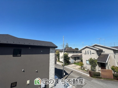 【設備】 | LIGARE小山市東城南10期　 | 同社施工物件写真。※建具やフローリング、その他仕様が異なる場合がございます。ガスコンロは３口ございますので同時調理＆時短家事可能です☆