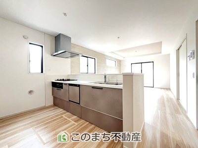 【キッチン】 | LIGARE小山市東城南10期　 | 同社施工物件写真。※建具やフローリング、その他仕様が異なる場合がございます。